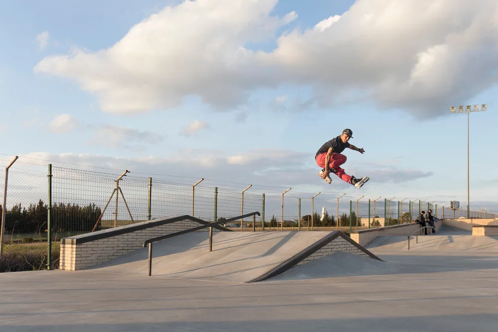 Jazda agresywna na rolkach w skateparku