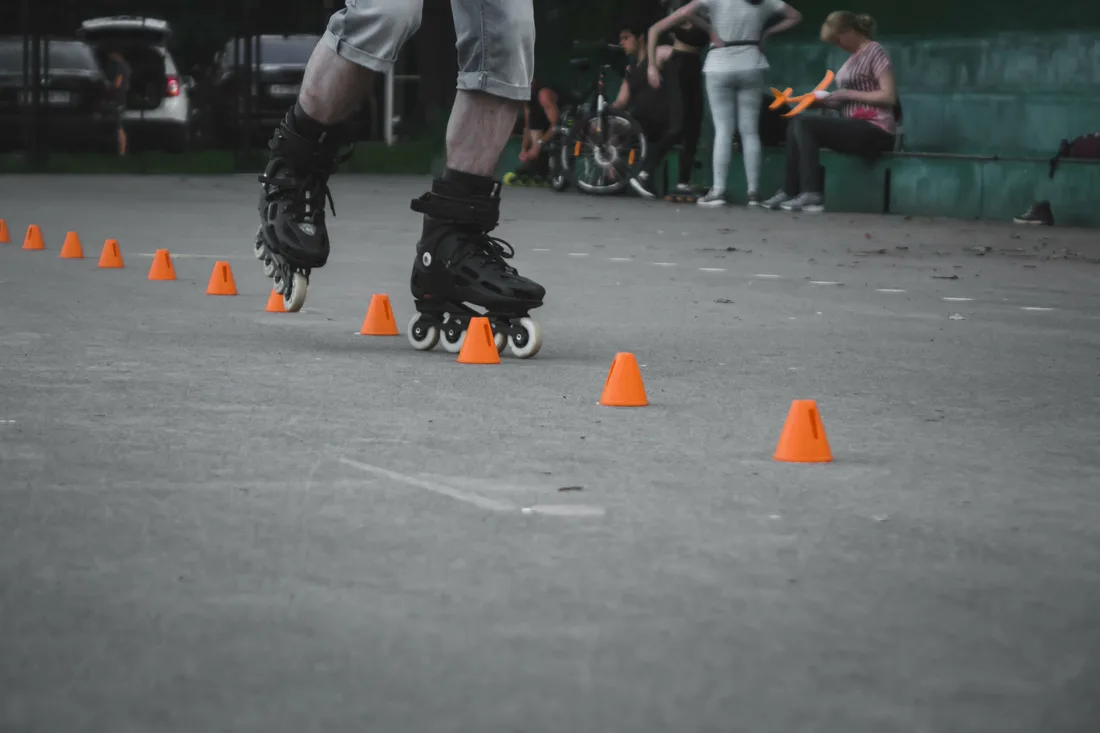 freestyle slalom w rolkach pachołki kubeczki
